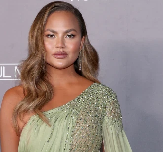 Chrissy Teigen squares 1M individuals on Twitter
